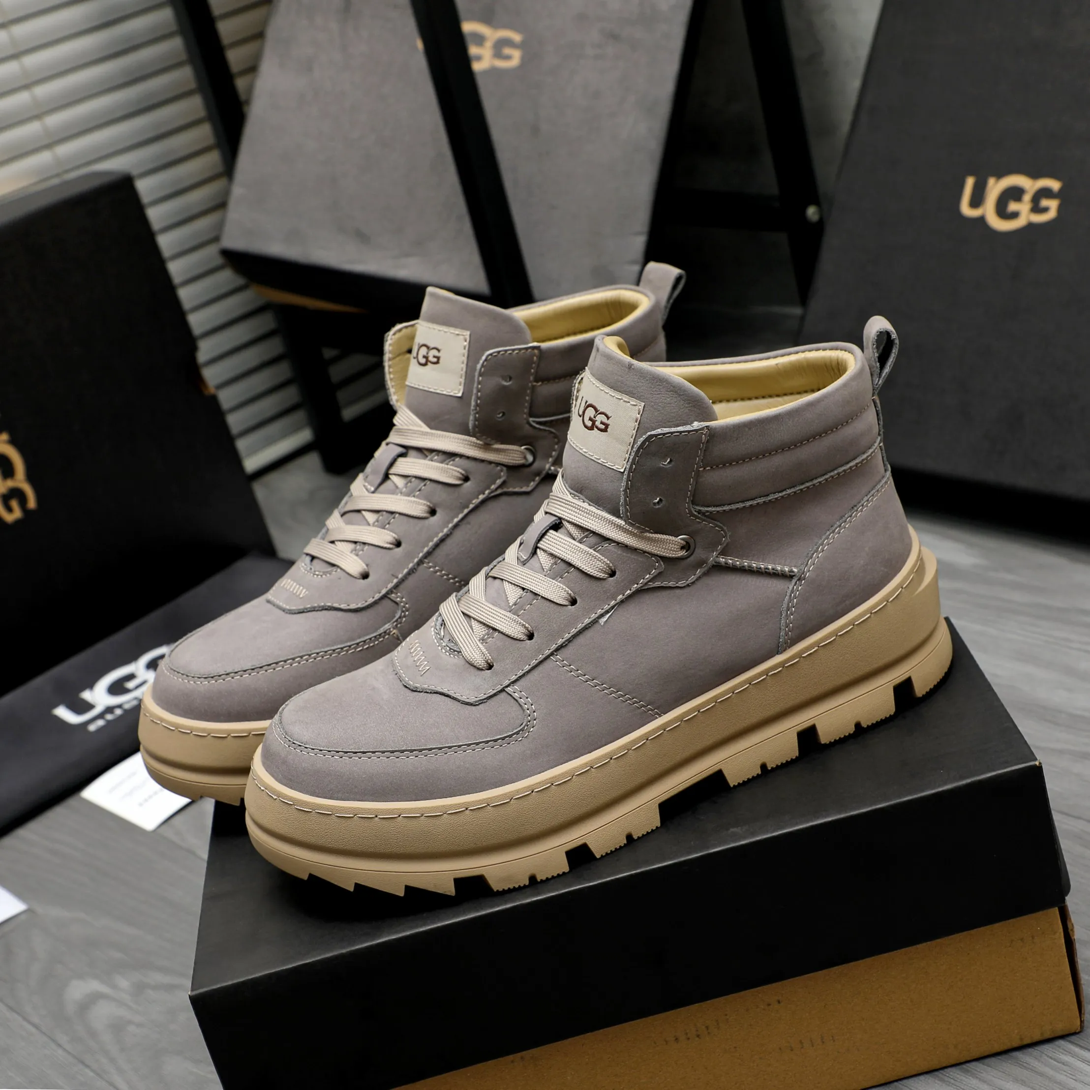 P620 Product trademark: "UGG" Gaobang men's shoes Regular size: 39-44 Product materials: Selected nubuck leather upper, wool lining, original outsole